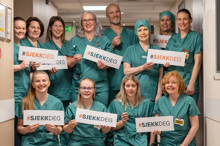 En gruppe mennesker som holder skilt