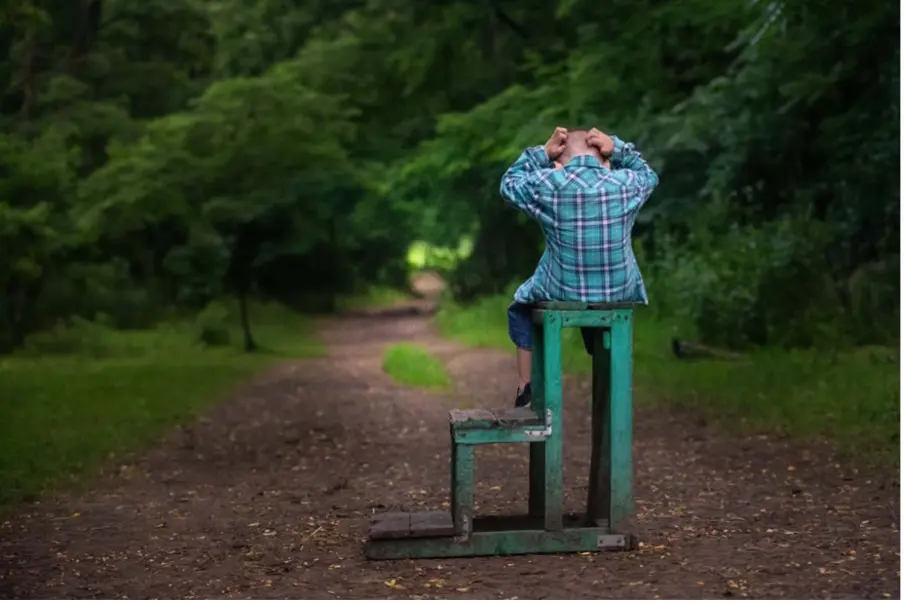 En person som sitter på en benk