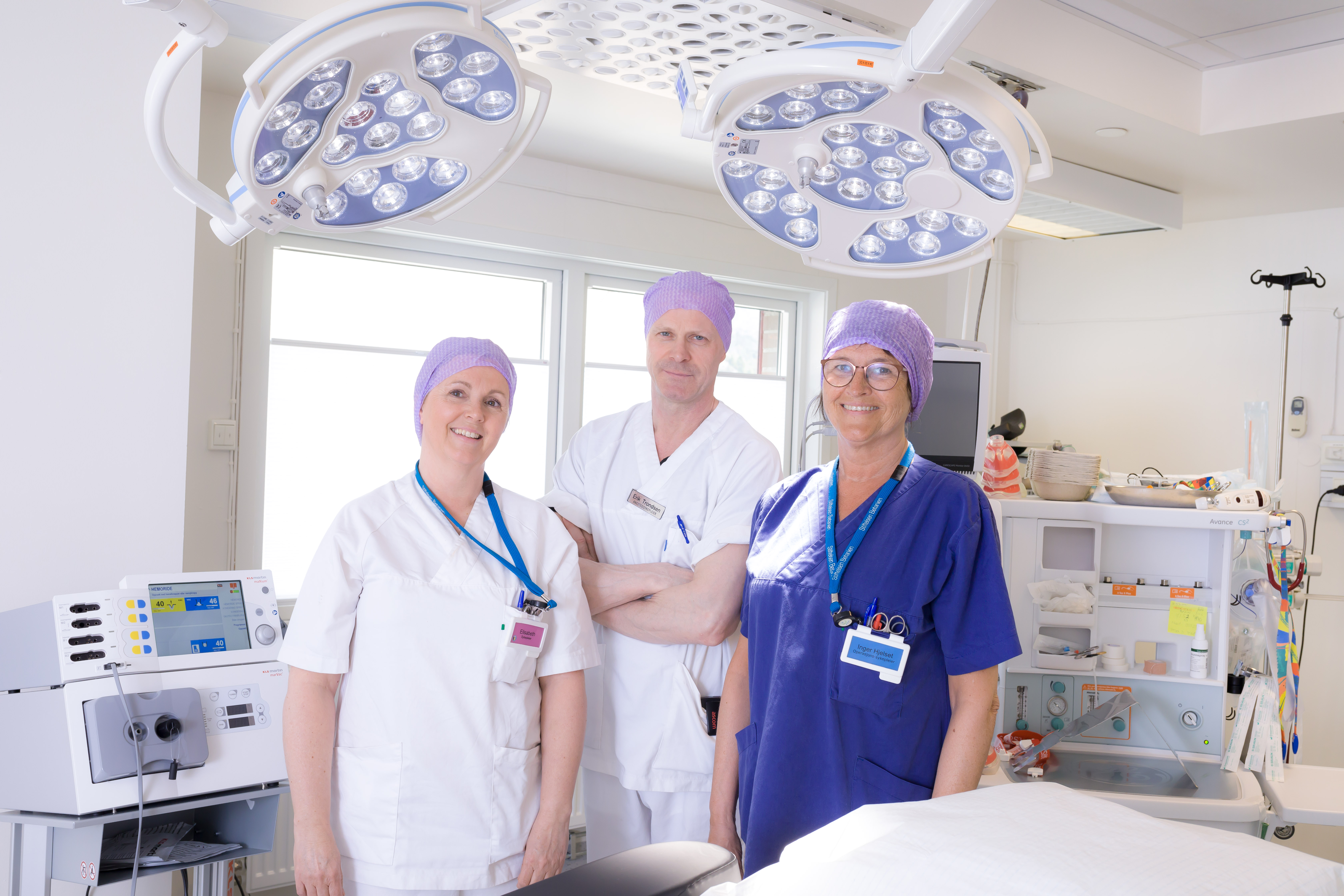 Tre sykepleiere inne på en operasjonsstue