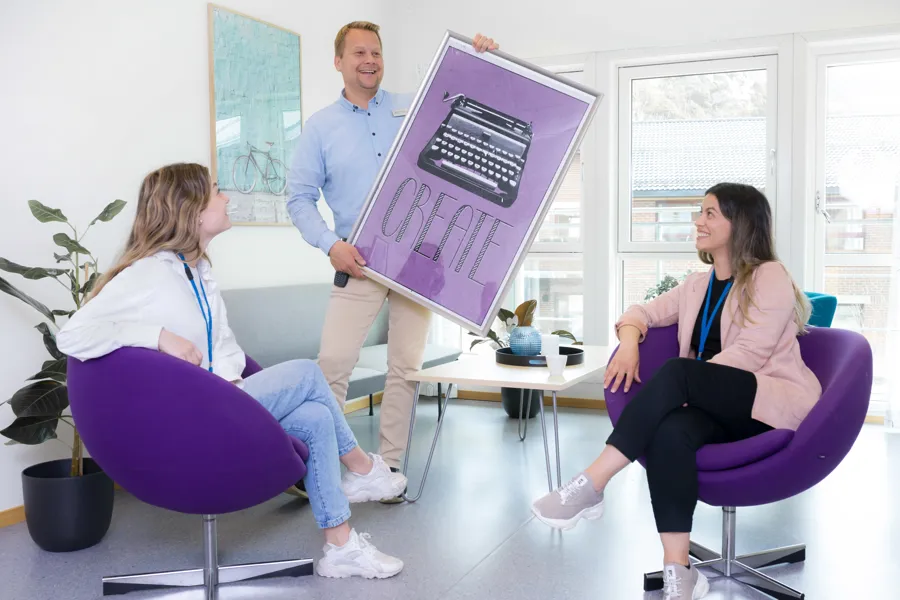 Informasjonsmøte, tre personer samlet på ett kontor