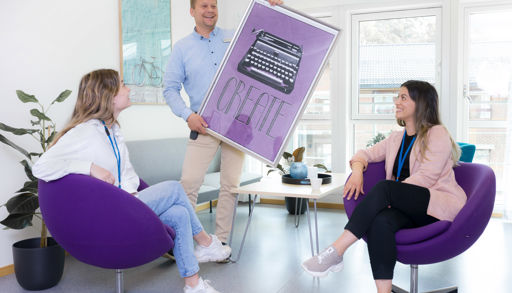 Informasjonsmøte, tre personer samlet på ett kontor