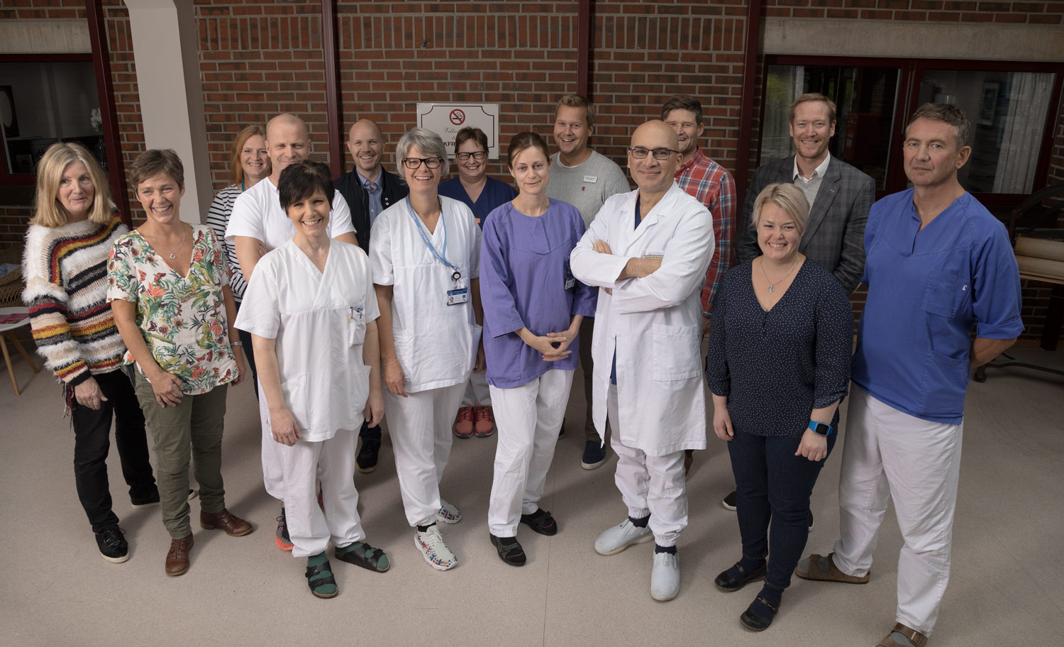 Flere ansatte ved Betanien sykehus er oppstilt til billedtaking i forbindelse med  brukermedvirkning.