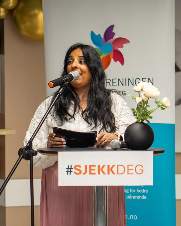 Kultur- og likestillingsminister Lubna Jaffery som står ved en talerstol