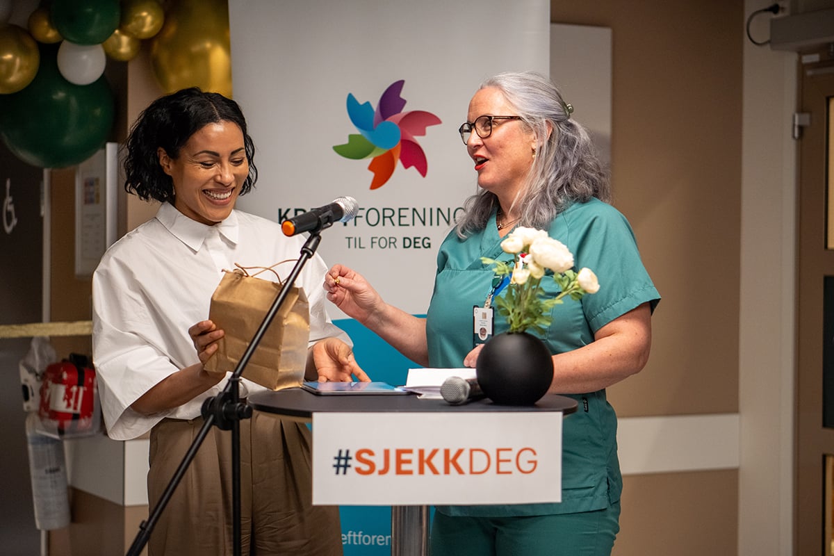 Verdensmester i profesjonell boksing, Cecilia Brækhus og sykepleier som snakker ved et podium