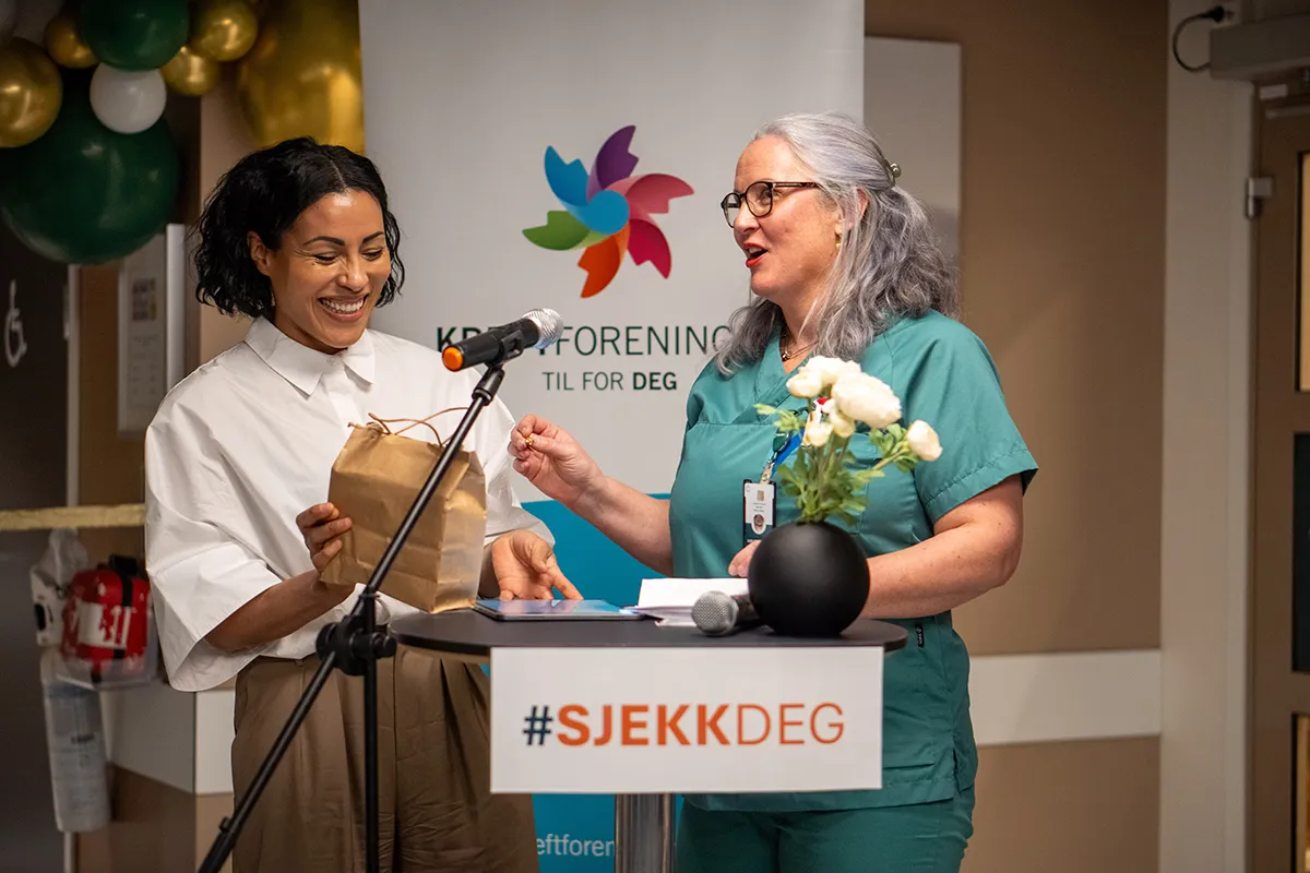 Verdensmester i profesjonell boksing, Cecilia Brækhus og sykepleier som snakker ved et podium