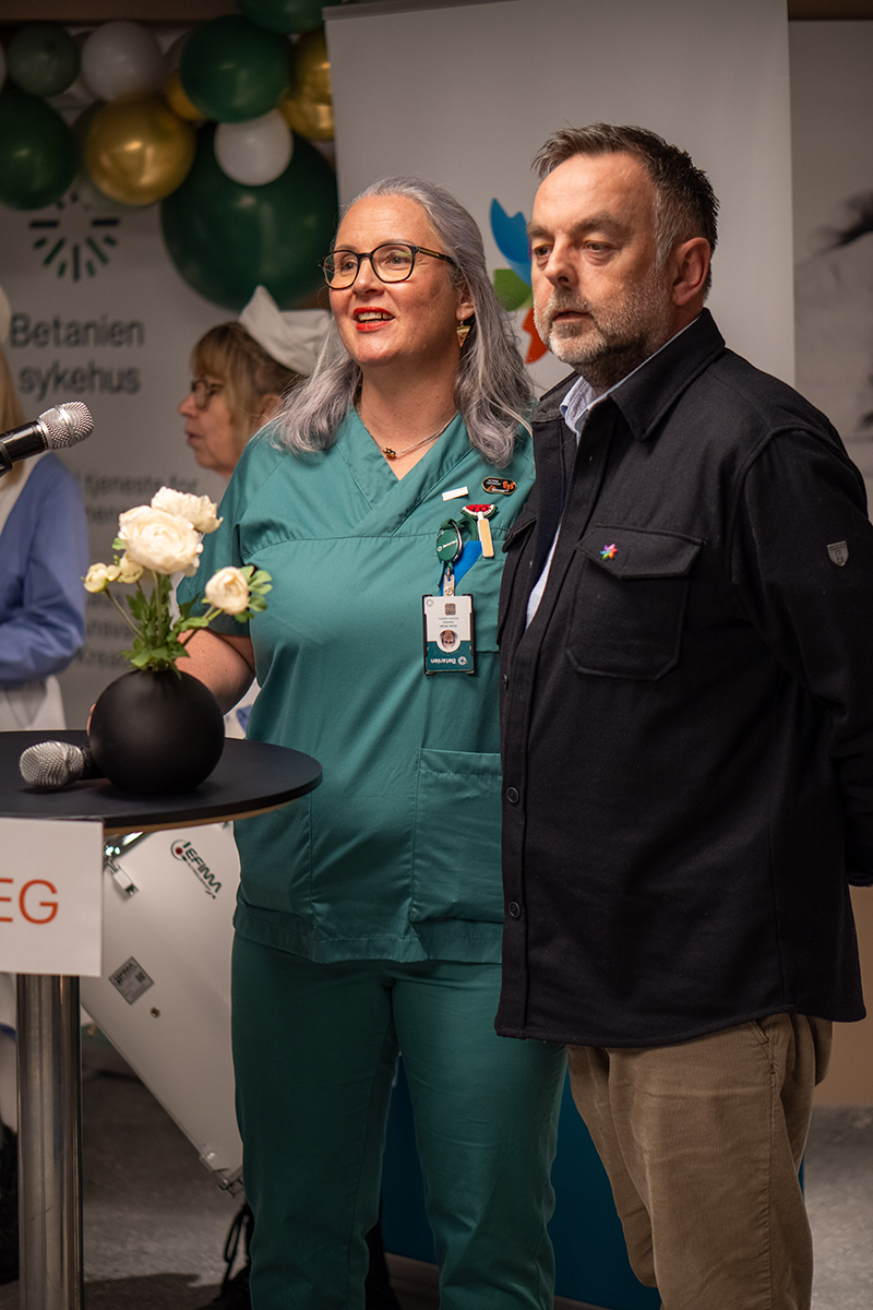 En mann og en kvinne som smiler