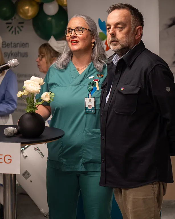 En mann og en kvinne som smiler