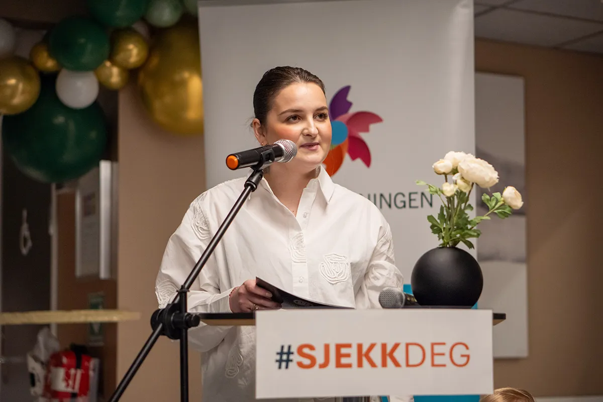 En person som snakker inn i en mikrofon