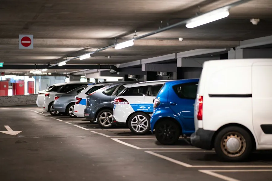 En gruppe biler parkert i et parkeringshus