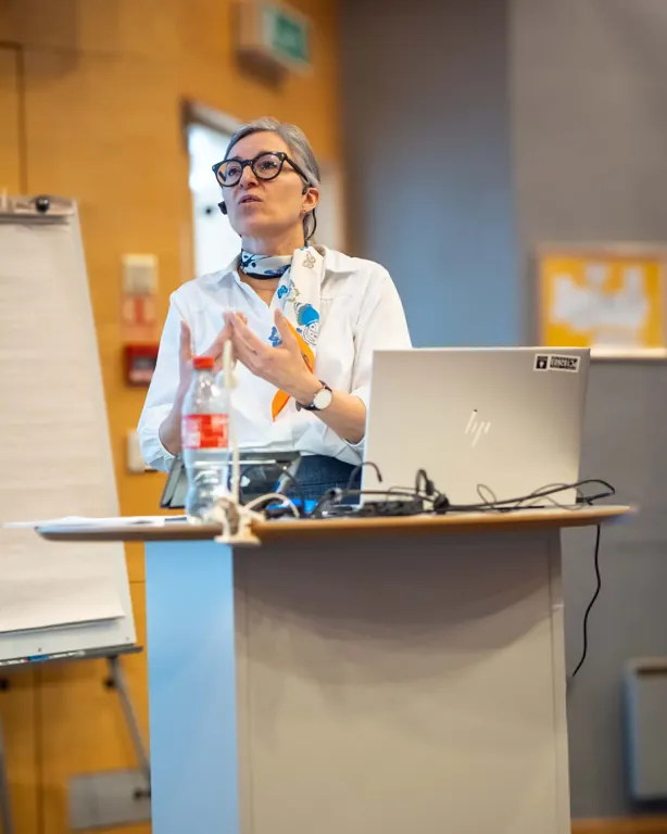 En mann i hvit frakk