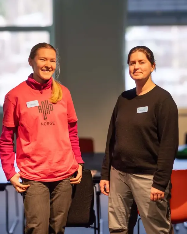 Et par kvinner i røde skjorter