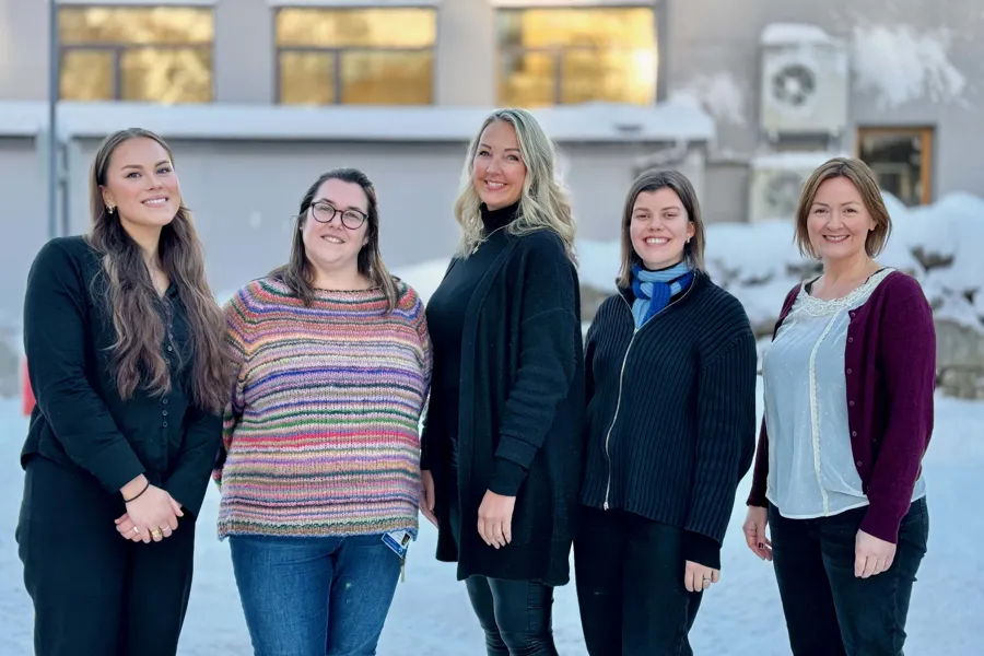 En gruppe kvinner som poserer for et bilde