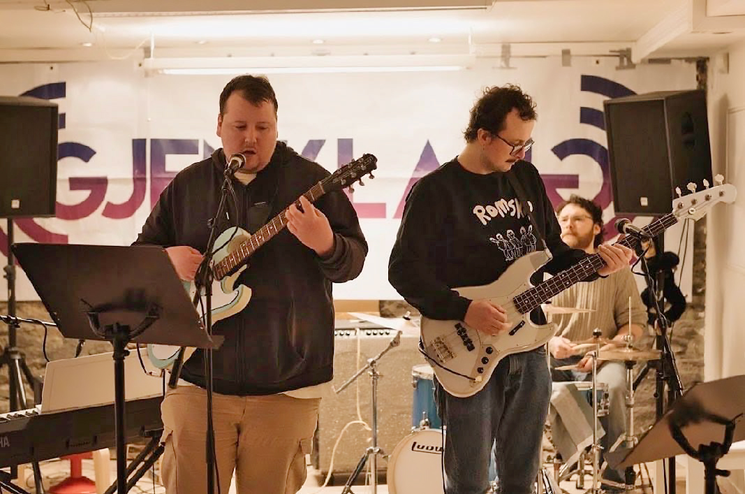 En gruppe menn som spiller gitarer