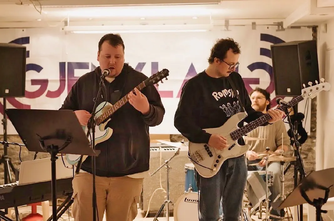 En gruppe menn som spiller gitarer