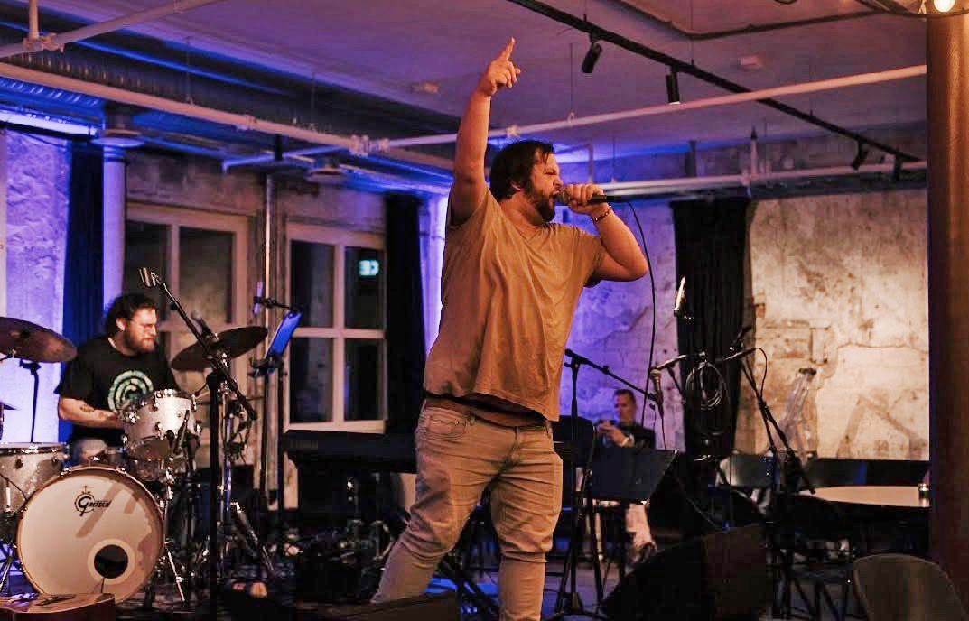 En person som synger inn i en mikrofon