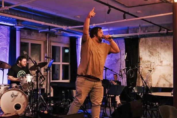 En person som synger inn i en mikrofon