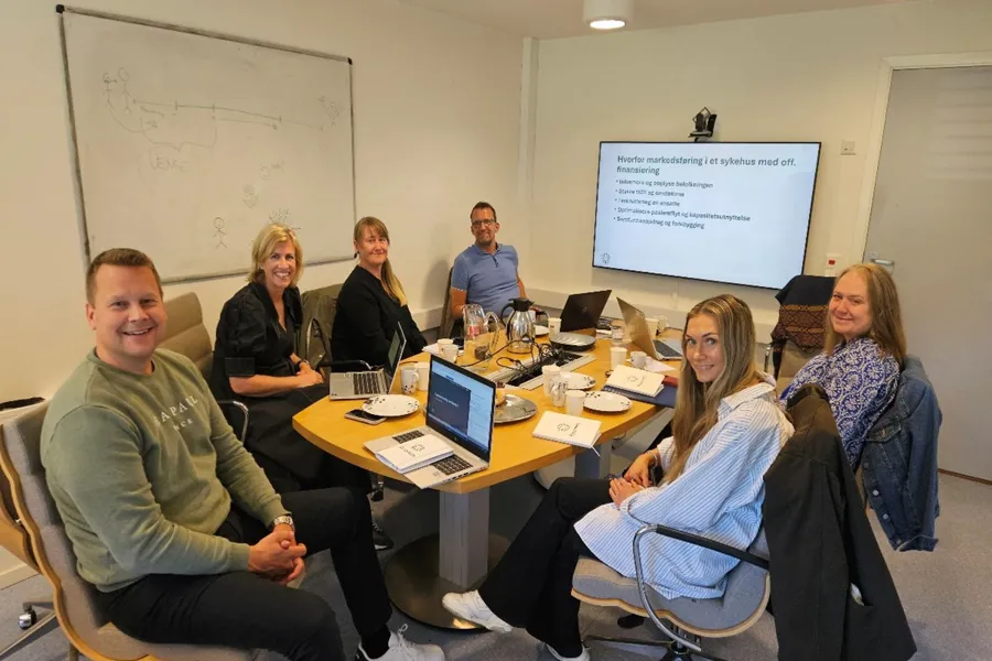 En gruppe mennesker som sitter rundt et bord