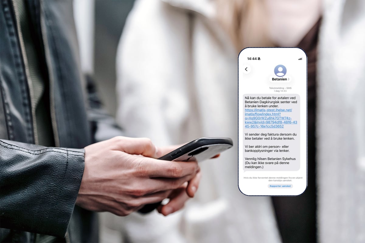 En person som holder en telefon