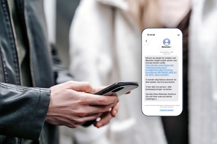 En person som holder en telefon