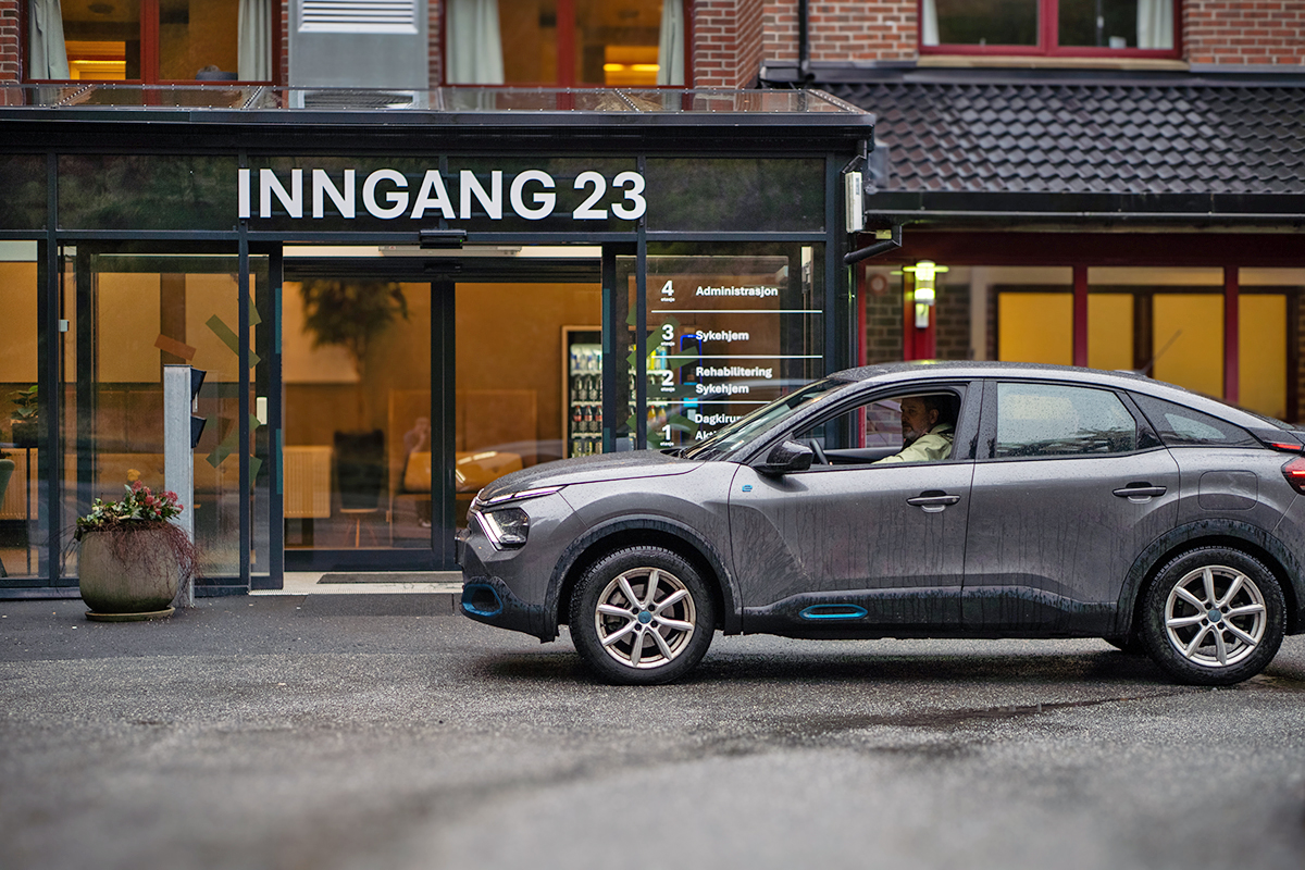 En bil parkert utenfor en bygning