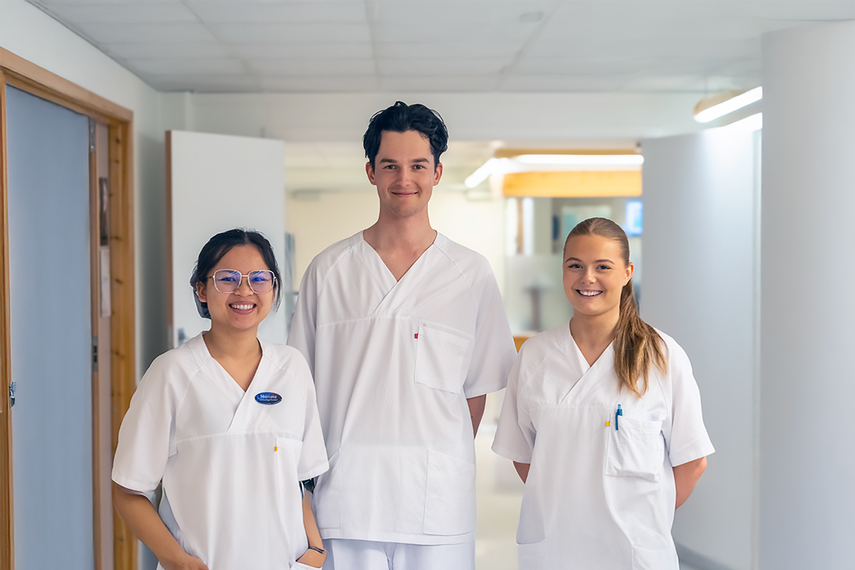 En gruppe mennesker i hvite laboratoriefrakker