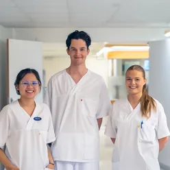 En gruppe mennesker i hvite laboratoriefrakker