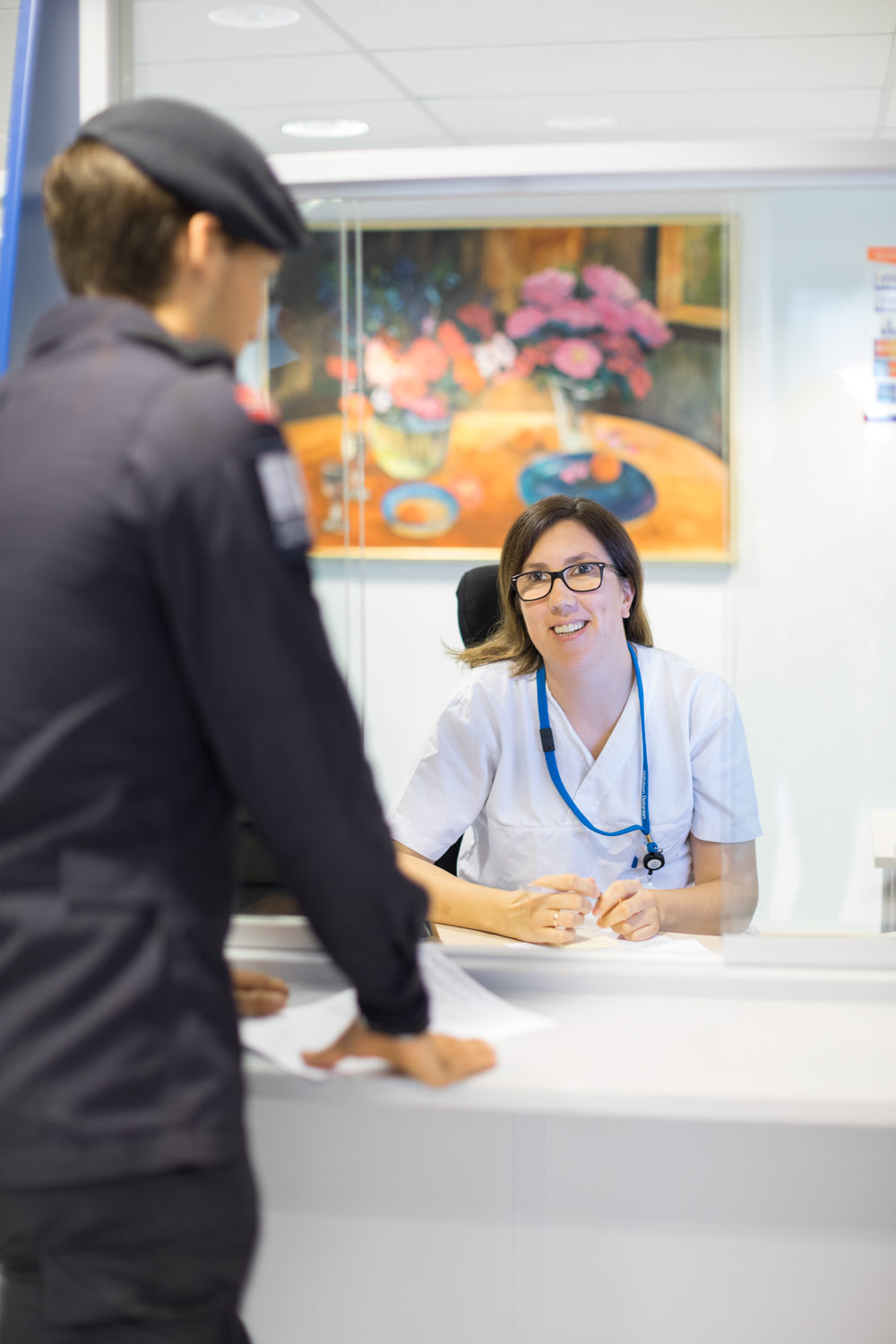 En smilende resepsjonist ønsker en pasient velkommen til Betanien laboratorie- og røntgensenter. Foto: Nils Olav Mevatne.