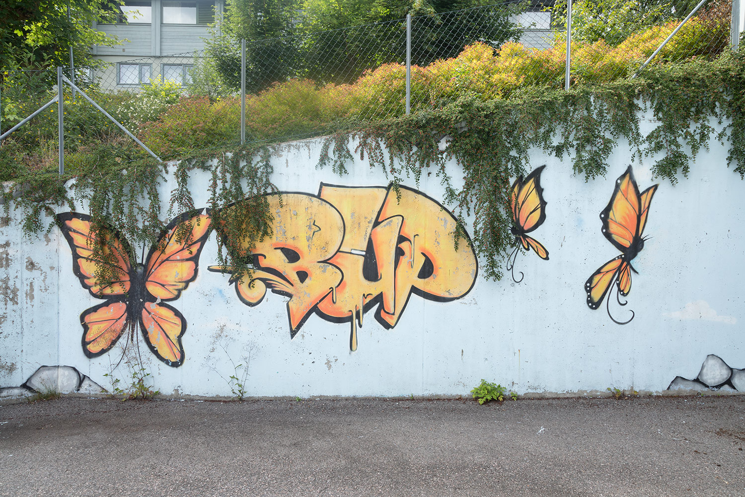 Tagging på muren utenfor inngangen til Betanien barne- og ungdomspsykiatriske poliklinikk. Foto: Nils Olav Mevatne.