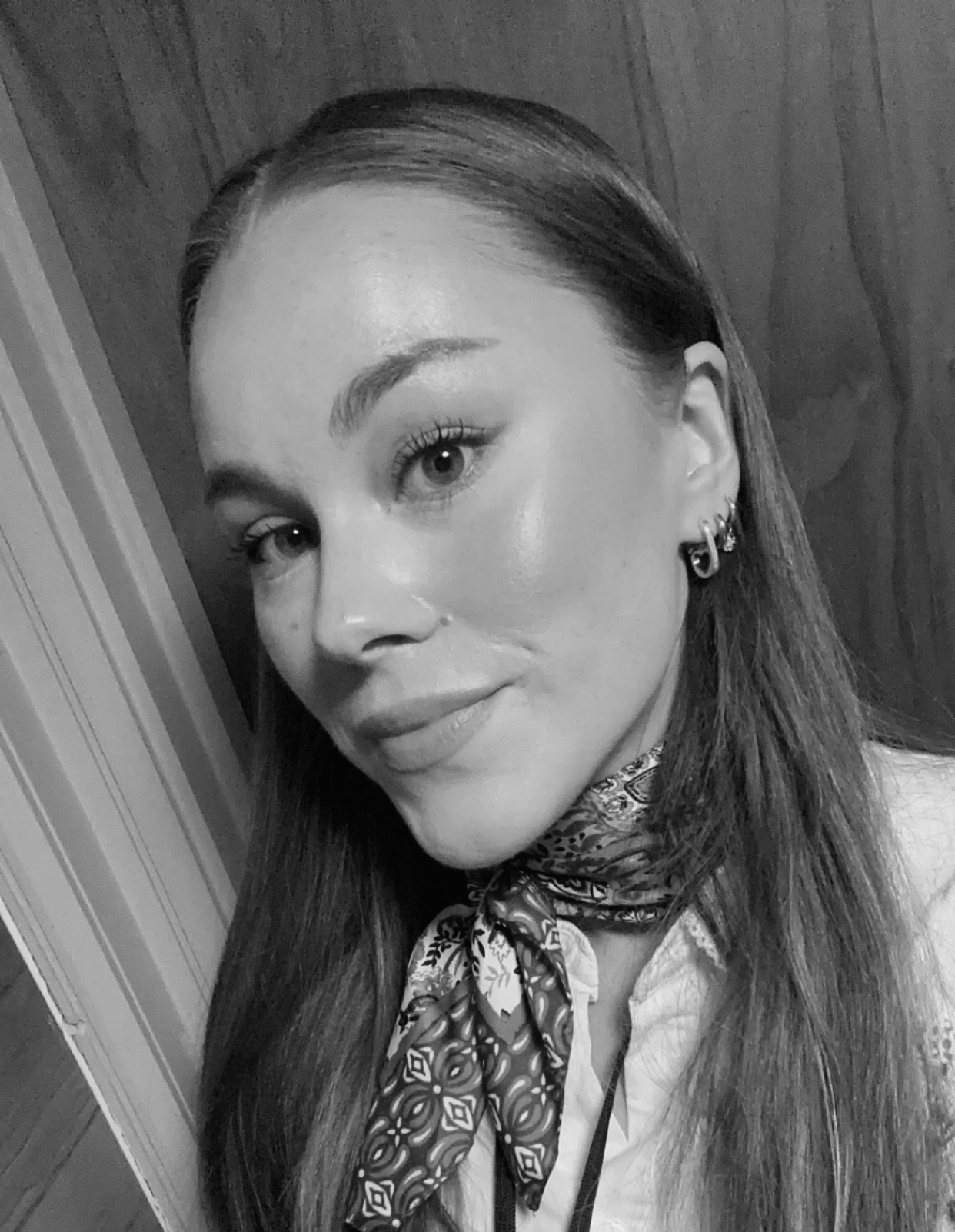 En kvinne som tar en selfie