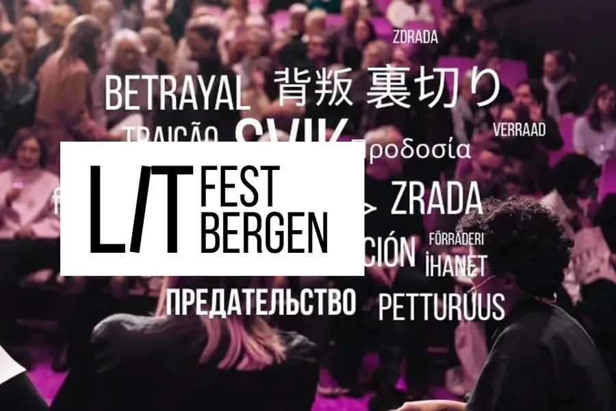 Publikum i sal med teksten ‘Betrayal’ på flere språk og LitFest Bergen-logo.