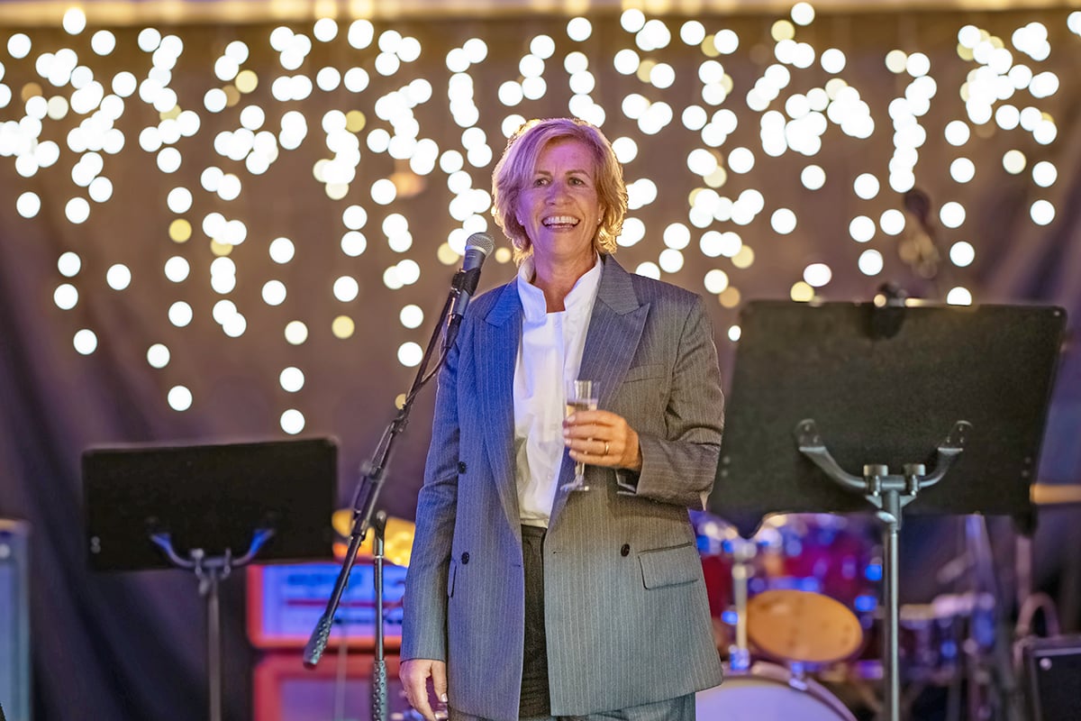 En person som holder en mikrofon