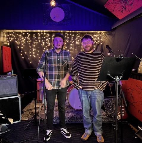 To menn som står ved siden av hverandre