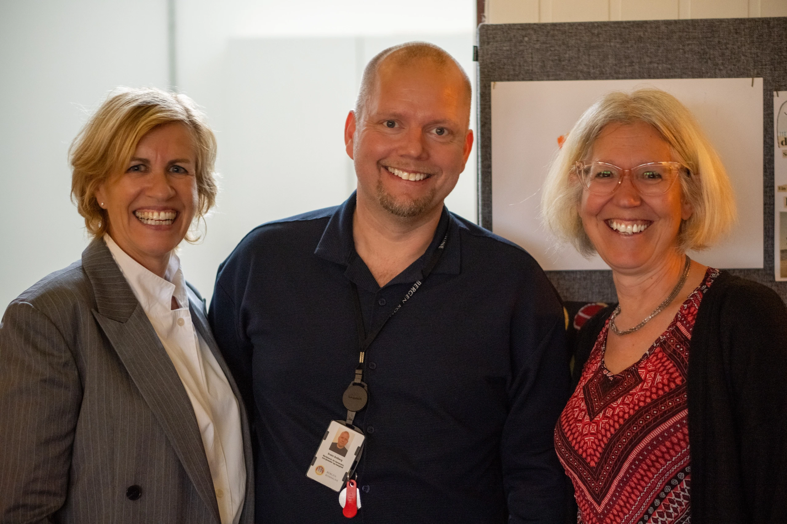 En gruppe mennesker som smiler