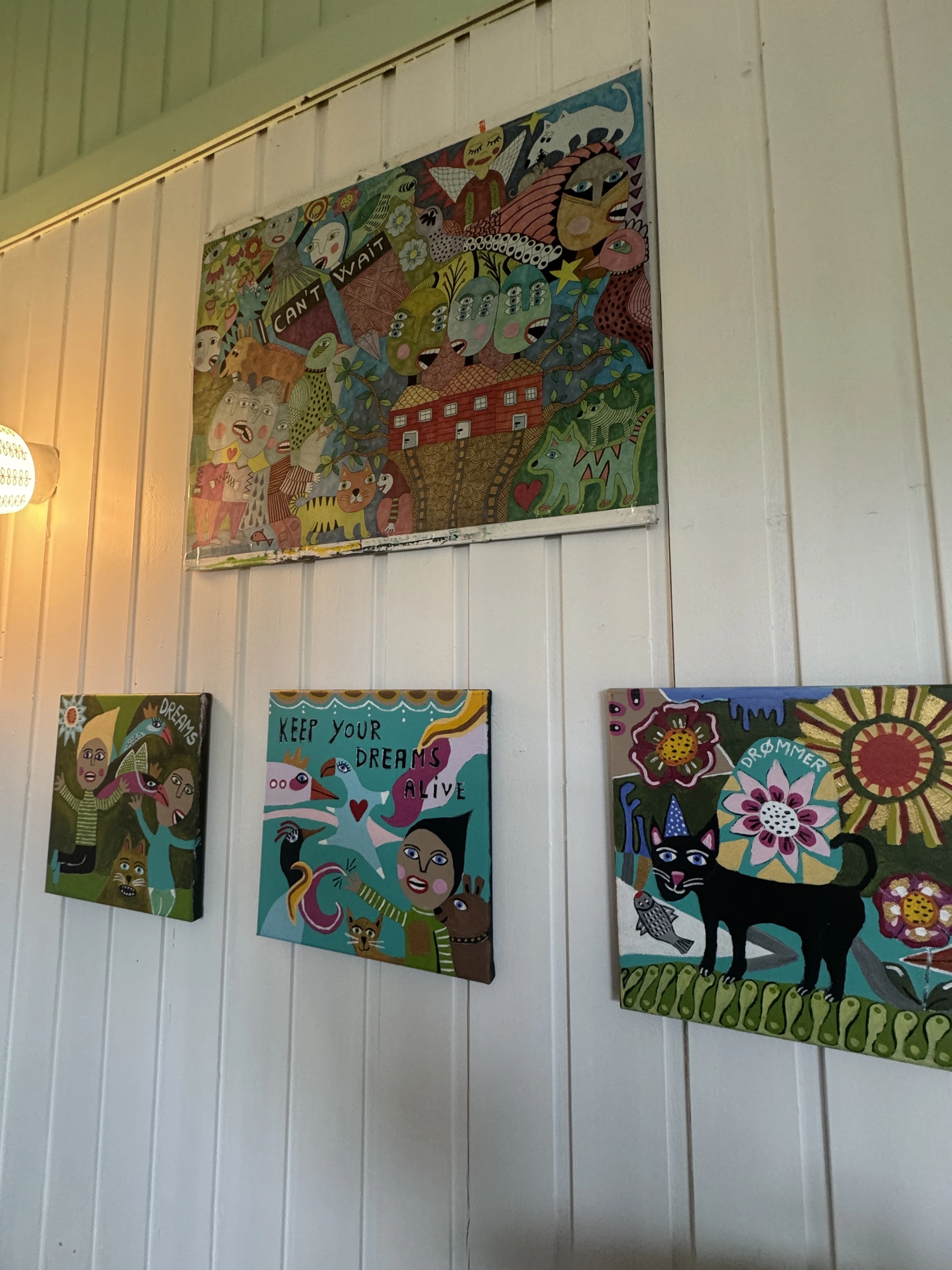 En gruppe malerier på en vegg