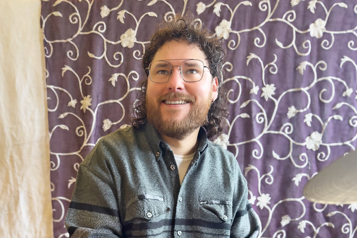 En mann med skjegg og briller