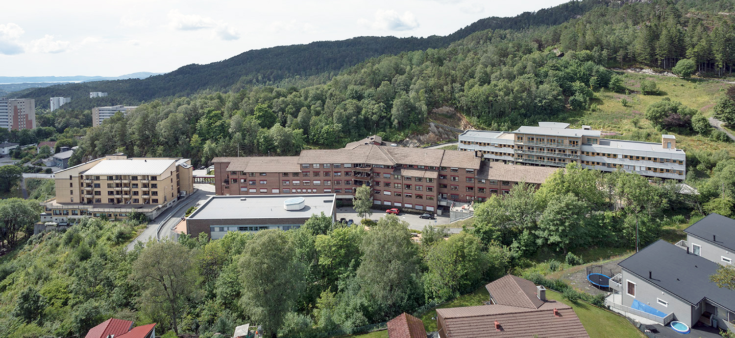 En stor bygning omgitt av trær