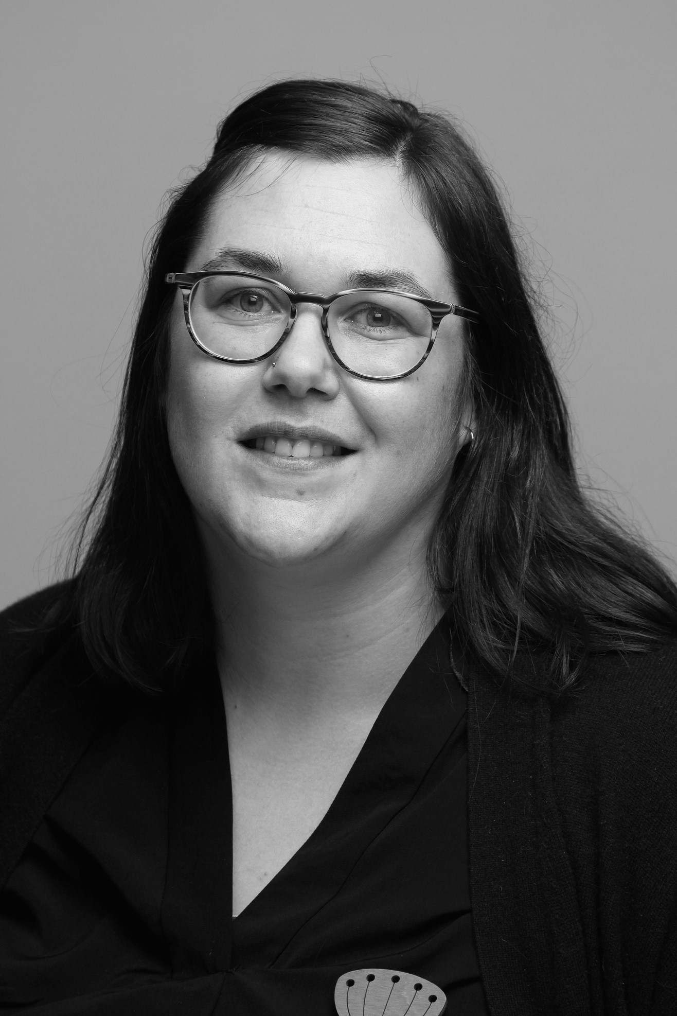 En kvinne med briller