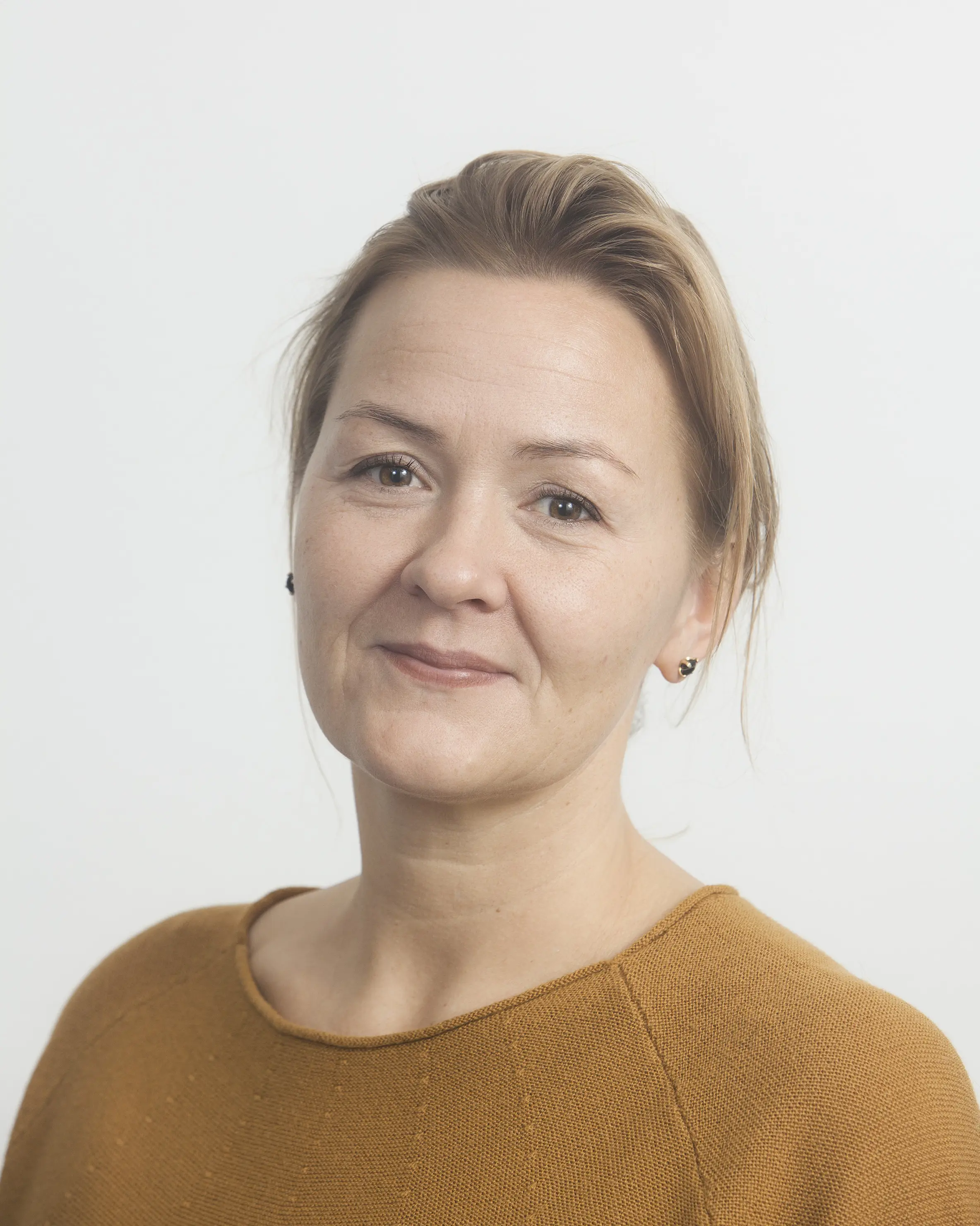 En person med kort hår