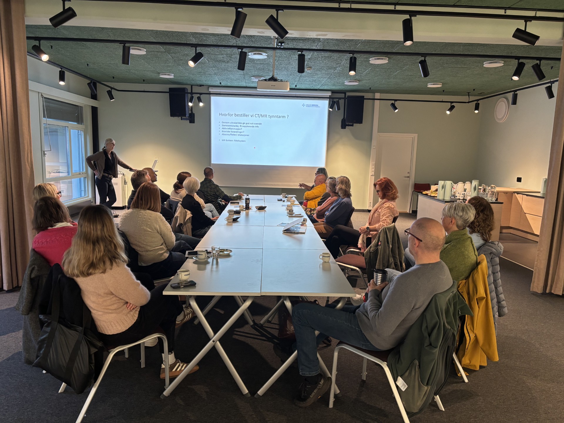 En person som holder en presentasjon for en gruppe mennesker