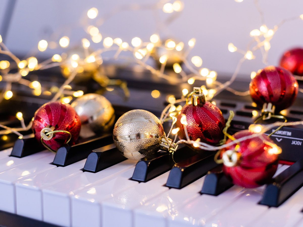 Et nærbilde av et juletre