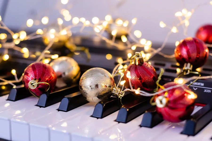 Et nærbilde av et juletre